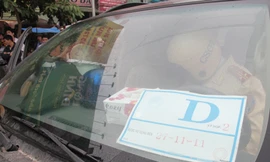 Xe tư nhân gắn còi ủ, dán phù hiệu ưu tiên của Quốc hội