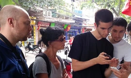 Điều tra việc 3 du khách Pháp bị đe dọa tính mạng ở phố cổ Hà Nội