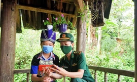 Bộ đội biên phòng vào tận bản giúp các em học trực tuyến