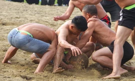 Trai làng lực lưỡng tranh cướp quả cù ở lễ hội đền Bạch Mã