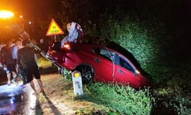 Ôtô chở 6 người lao xuống hồ, 2 người tử vong