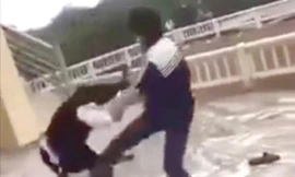 Hai nữ sinh cùng lớp đánh nhau vì hiểu nhầm trong chuyện yêu đương