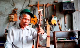 Lão nông thổi hồn vào nhạc cụ dân tộc