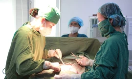 Hàng chục năm mong con, người phụ nữ vui mừng ngỡ có bầu, ai ngờ khối u khủng 7kg