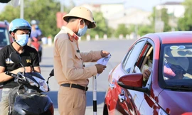 Lực lượng tuyến đầu đội nắng lửa bám chốt chống dịch ở Nghệ An