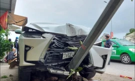 Va chạm với xế hộp Lexus trên quốc lộ, 2 người bị thương nặng