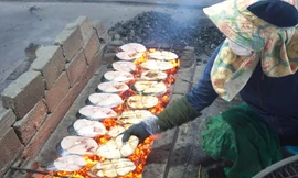 Nhân công mướt mồ hôi giữa trời Đông, phố biển Cửa Lò tất bật nướng cá thu ngày cuối năm