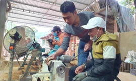 Biến gốc tre bỏ đi thành mỹ nghệ độc đáo, gieo nghề trên chính quê hương 