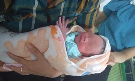 Bé trai bị bỏ rơi, nhiều cặp vợ chồng hiếm muộn muốn nhận làm con nuôi