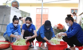 Áo xanh tình nguyện 'chia lửa' cùng tuyến đầu chống dịch vùng rẻo cao xứ Nghệ