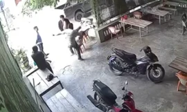 [CLIP] Người đàn ông bất ngờ bị nhóm người tung cước đá gục tại chỗ 