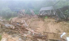 Nhà dân đổ sập, trường học bị càn quét bởi trận lũ ống trong đêm