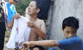 4 người đàn ông cứu 2 cháu bé bị sóng lớn cuốn trôi