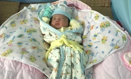 Bé 3 ngày tuổi bị bỏ rơi trước cửa nhà thờ giữa đêm