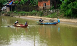 Bé trai 8 tuổi mất tích khi đuổi theo quả bóng rơi xuống sông