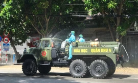 Bộ đội điều xe chuyên dụng phun khử khuẩn tại TP Vinh sau ca dương tính SARS-CoV-2