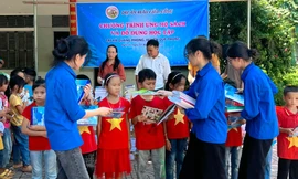 Nữ sinh 'trao tri thức đổi nụ cười' với trẻ em miền núi