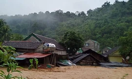 Lũ kinh hoàng đổ về huyện miền núi Nghệ An, 3 ngôi nhà bị cuốn trôi