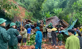 Mưa lũ, sạt lở đất trên diện rộng, Nghệ An khẩn cấp di dời hàng trăm người đến nơi an toàn
