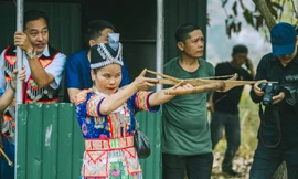 Xem phụ nữ miền biên viễn thi bắn nỏ, ném còn ở lễ hội Pu Nhạ Thầu