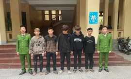 Nhóm thanh, thiếu niên đứng bên quốc lộ ném vỡ kính hàng loạt xe khách