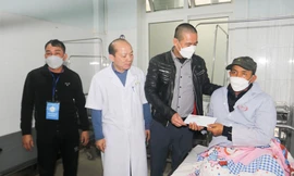 Sẻ chia Tết ấm đến bệnh nhân, người nghèo