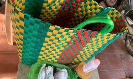 Bé sơ sinh bị bỏ rơi trước nhà dân ở Nghệ An trong đêm