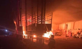 Lửa đỏ rực ở gara ô tô trong đêm