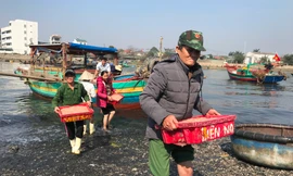 Thuyền ra khơi trúng đậm, đội bốc vác thuê tất bật những ngày đầu năm