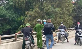 Nam sinh để lại dép và giấy xin lỗi trên cầu rồi... đi chơi khiến cả trăm người hốt hoảng tìm kiếm