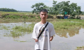 Giải cứu gần 200 con cá trong hồ câu cho chàng trai khuyết tật