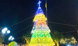 Độc đáo cây thông Noel cao 20m làm từ cây nứa, nón lá