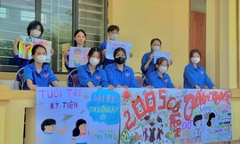 Thanh niên tình nguyện sẵn sàng đồng hành cùng sĩ tử