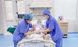 Người đàn ông đi làm cỏ bị máy cắt gần đứt lìa chân