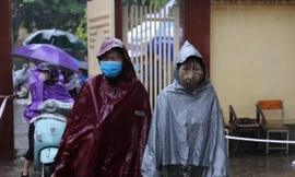 Sĩ tử 'đội mưa' hối hả vượt vũ môn 