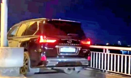 Sẽ tước giấy phép tài xế xe Lexus đi vào làn xe máy trên cầu Bến Thủy