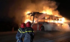 Xe giường nằm đang đi bất ngờ bốc cháy, hành khách tháo chạy thoát thân