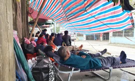 Dựng lều sống ‘vật vờ’ cạnh bệnh viện ngóng tin người thân điều trị COVID-19