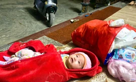 Bé trai 2 tháng tuổi bị bỏ rơi trước cổng nhà trong đêm