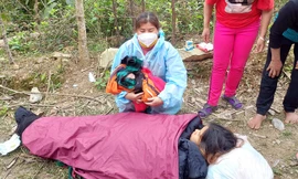 Cán bộ y tế xã đi lấy mẫu COVID-19 giúp thai phụ người Khơ Mú 'sinh rơi' bên lề đường