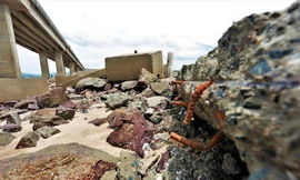 Đất đá, bê tông bị 'bỏ quên' gần 10 năm dưới chân cầu: Khó xác định nguồn gốc 