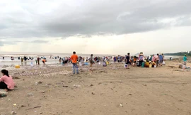 Người đàn ông bị sóng biển cuốn trôi khi đi vớt 'lộc trời' sau mưa lũ