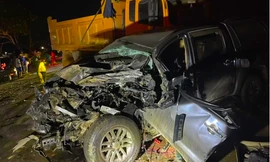 Bán tải nát đầu sau cú đâm trực diện xe ben, 3 người nhập viện