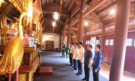 Anh Bùi Quang Huy dâng hương tại ngã ba Đồng Lộc và Khu tưởng niệm AHLS Lý Tự Trọng