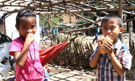 Nhà mất, tài sản trôi theo dòng lũ dữ, xót xa những bữa ăn tạm vùng lũ quét