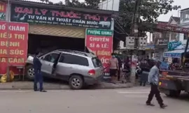 Clip khoảnh khắc chủ quầy thuốc thoát nạn thần kỳ khi ô tô mất lái lao thẳng vào