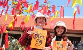 Giới trẻ lên chùa xếp hàng xin chữ, cầu an, treo ước nguyện đầu năm