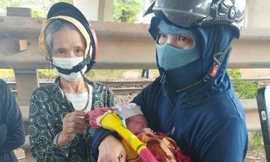 Sau 1 ngày bị bỏ rơi ở gầm cầu, bé trai đã được mẹ đến xin nhận lại