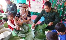 Lính quân hàm xanh tổ chức gói bánh chưng Tết cùng người dân và các em học sinh