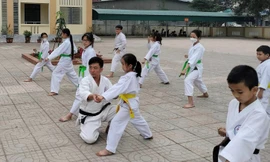 Thầy giáo trường làng mê thiện nguyện, mở lớp luyện võ cho học sinh 